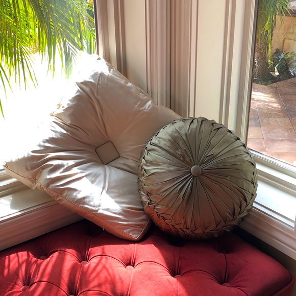 Vintage Other - Set of two retro style decorative pillows